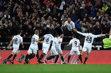 1-0. Gonçalo Guedes celebró el primer gol.