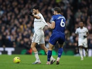 Soccer Football - Premier League - Fulham v Everton - Craven Cottage, London, Britain - February 7, 2026 Fulham's Raul Jimenez in action with Everton's James Tarkowski Action Images via Reuters/Paul Childs EDITORIAL USE ONLY. NO USE WITH UNAUTHORIZED AUDIO, VIDEO, DATA, FIXTURE LISTS, CLUB/LEAGUE LOGOS OR 'LIVE' SERVICES. ONLINE IN-MATCH USE LIMITED TO 120 IMAGES, NO VIDEO EMULATION. NO USE IN BETTING, GAMES OR SINGLE CLUB/LEAGUE/PLAYER PUBLICATIONS. PLEASE CONTACT YOUR ACCOUNT REPRESENTATIVE FOR FURTHER DETAILS..