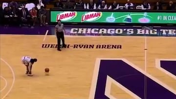 ¡Paró para atarse los cordones en pleno partido y le anotaron!