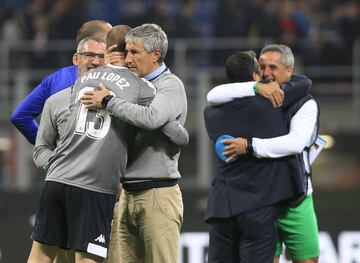 Fin del partido, Quique Setien se abraza a Pau Lopez.