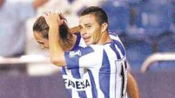 <b>GOLEADORES. </b>Rubén, que había abierto el marcador, felicita a Iván Carril, autor del otro gol.