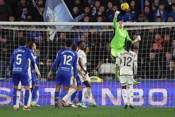 Lunin despeja un balón en el partido contra el Getafe.