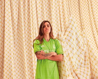 Misa, portera de la sección femenina del  Real Madrid posando con la nueva equipación para la temporada 23/24.