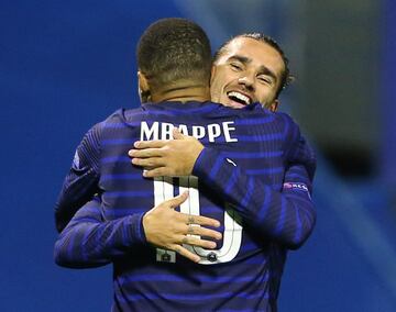 0-1. Antoine Griezmann celebró el primer gol con  Kylian Mbappé.