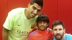 Manu, entre Luis Su&aacute;rez y Messi, durante su estancia en La Mas&iacute;a. 