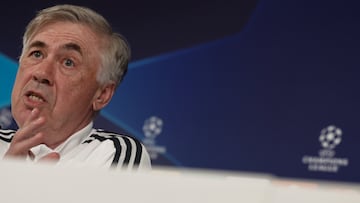 MADRID, 11/04/2023.-El entrenador italiano del Real Madrid, Carlo Ancelotti, durante la rueda de prensa tras el entrenamiento previo al partido de cuartos de final de Champions League contra el Chelsea, este martes en la Ciudad Deportiva de Valdebebas en Madrid.- EFE / Sergio Pérez
