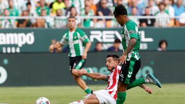 Cucho Hernández intenta un disparo.