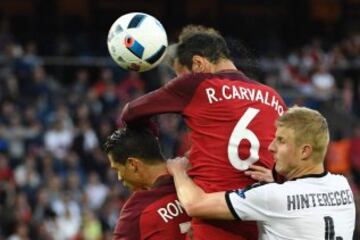 Martin Hinteregger, Cristiano Ronaldo y Ricardo Carvalho.