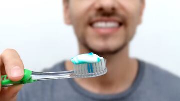 ¿Es mejor lavarse los dientes antes o después de desayunar?