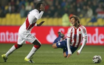 Paraguay's Oscar Romero (R) is tackled by Peru's Christian Ramos during their Copa America 2015 third-place soccer match at Estadio Municipal Alcaldesa Ester Roa Rebolledo in Concepcion, Chile, July 3, 2015.  REUTERS/Andres Stapff