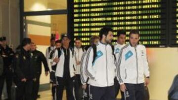 Numerosos aficionados recibieron al Madrid en el aeropuerto de Valencia.