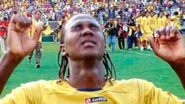 <b>"RODAGOL"</B> Marcó, salió corriendo, levantó sus manos y le lanzó besos con los dedos a los aficionados.