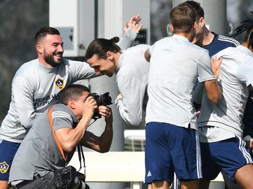 Zlatan Ibrahimovic es recibido por sus nuevos compañeros. 