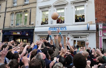 Este curioso evento fue creado hace ms de 800 a?os. Se juega una vez al a?o cada Shrove Tuesday y consiste en perseguir un baln lanzado desde una de las ventanas de la calle principal de la ciudad, cuyo ganador del juego es el que tenga en su poder dicha pelota cuando se haya acabo el tiempo de juego.