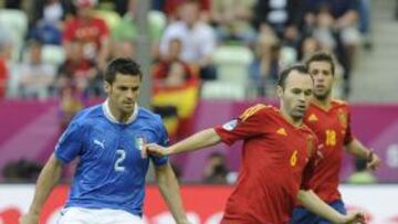 Iniesta controla ante Maggio.