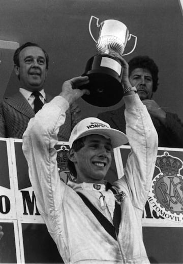 John Colum Crichton-Stuart fue el s谷ptimo marqu谷s de Bute y conde de Dumfries. Particip車 en 15 carreras de F1 y fue compa?ero de Ayrton Senna en 1986. Su mejor resultado fue un quinto puesto en el GP de Hungr赤a de ese a?o y su mayor 谷xito la victoria con Jaguar en las 24 Horas de Le Mans de 1988.