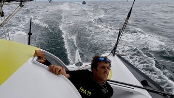 Charlie Dalin, a bordo del "Apivia" antes de la Vendée Globe.