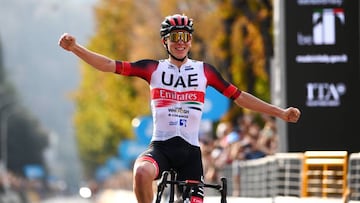 Tadej Pogacar celebra su victoria en el Giro de Lombardía.