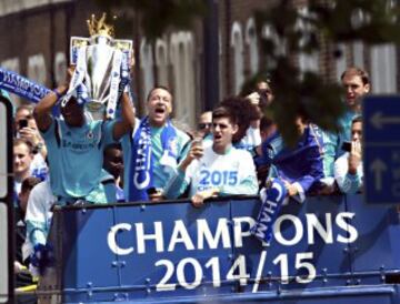 WOL01 LONDRES (REINO UNIDO), 25/05/2015.- Los jugadores del Chelsea celebran el título de la Premier League durante desfile en el autobús del equipo por las calles de Londres, Reino Unido hoy 25 de mayo de 2015. EFE/Sean Dempsey