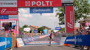 La neozelandesa Niamh Fisher-Black celebra su victoria en la tercera etapa del Giro Women 2024.