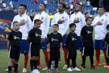 FOX11. FOXBOROUGH (MA, EE.UU.), 10/06/2016.- Jugadores de Chile cantan el himno nacional antes de enfrentar a Bolivia hoy, viernes 10 de junio de 2016, en un partido entre Chile y Bolivia en el grupo D de la Copa América Centenario jugado en el estadio Gillete en Foxborough (EE.UU.). EFE/LISA HORNAK