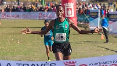 Thierry Ndikumwenayo llega a meta y se proclama ganador de la prueba de la senior masculina del XXVIII Cross Internacional de Soria.