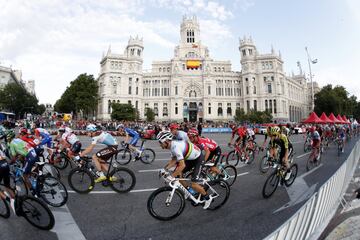 Primoz Roglic se quedó con el título en La Vuelta a España. El podio lo completó Alejandro Valverde y Tadej Pogacar. Superman López se llevó el premio de Supercombativo de la carrera y el Movistar Team de Nairo fue el mejor equipo. 