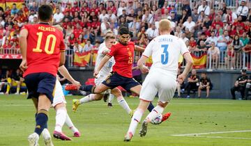 1-0. Carlos Soler marca el primer gol.