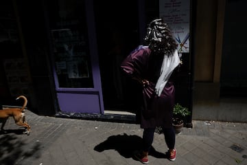 Una mujer que se estaba haciendo un tratamiento capilar espera fuera de la peluquera, que qued a oscuras debido a un corte de luz en Madrid, Espa?a.