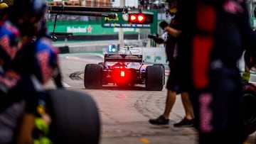 Un coche de Toro Rosso saliendo de boxes.