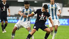 Argentina's Ezequiel Fernandez (L) and Paraguay's Tiago Caballero (R) fight for the ball during the Venezuela 2024 CONMEBOL Pre-Olympic Tournament football match between Argentina and Paraguay at the Brigido Iriarte stadium in Caracas on February 8, 2024. (Photo by Federico Parra / AFP)