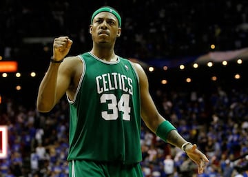 <b>- Años en la NBA:</b> 1998-2017 <br> <b>- Equipos:</b> Boston Celtics, Brooklyn Nets, Washington Wizards y Los Angeles Clippers. <b>- Medias de su carrera:</b> 19,7 puntos, 5,6 rebotes, 3,5 asistencias. <br> <b>- Mejor temporada:</b> (2002-03) 25,9 puntos, 7,3 rebotes, 4,4 asistencias. <br> <b>- Méritos:</b> Una vez campeón, una vez MVP de las Finales, 10 veces all star. <br> <br> Shaquille O'Neal le dio su apodo, The Truth: otras estrellas podían ser más llamativas, pero Paul Pierce era la verdad. En los Celtics fue primero un anotador talentoso y luego un líder, el referente espiritual del big three (él, Kevin Garnett, Ray Allen) campeón en 2008. En esas Finales, su gran momento, fue MVP ante el archienemigo, Los Angeles Lakers. 