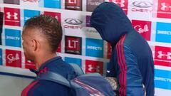 La cabizbaja salida de los jugadores de la U en San Carlos