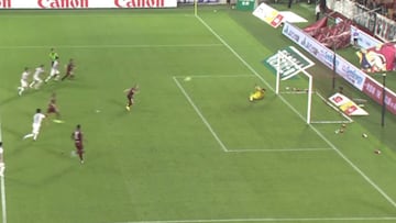 A otro le temblarían las piernas después de fallar un penalti así, pero Iniesta es Iniesta