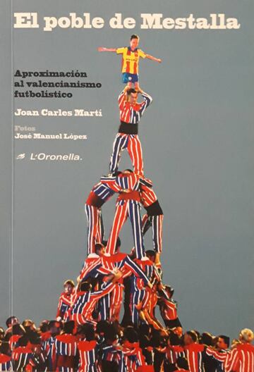 El Valencia CF es un club convulso y mucho se ha escrito sobre su historia y sus gestas deportivas, pero nadie hasta ahora se había atrevido a desvelar algunos de sus secretos, como el nombre del presidente que culpaba a sus jugadores de doparse; la verdadera causa de la épica bronca entre Romario y Luis Aragonés; quién es el George Best valenciano; quién nombró a Manuel Llorente o qué jugador en activo puede ser presidente. ‘El poble de Mestalla’ es el primer ensayo sobre el valencianismo futbolístico y está ilustrado con las fotografías de José Manuel López. (Librería Deportiva)