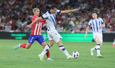 El central realista despeja un balón ante la presencia del delantero rojiblanco.
