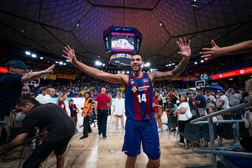 Willy Hernangómez, pívot del Barça, saluda a los aficionados azulgranas tras el derbi contra el Joventut del Palau.