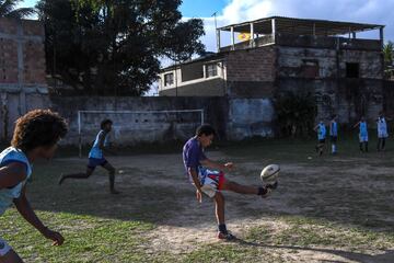 Robert Malengreau, fundador de la ONG UmRio, imparte clases de rugby a los jóvenes de la favela de Morro do Castro, en Niteroi, Río de Janeiro. Apoyando así a los más pequeños de las comunidades afectadas por el crimen y la violencia, para que puedan acce