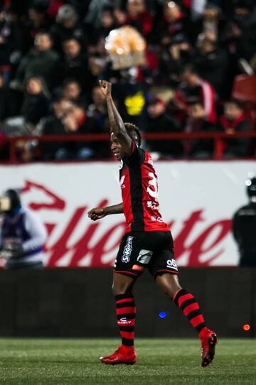 Miller Bolaños festeja su gol con Xolos en el Estadio Caliente