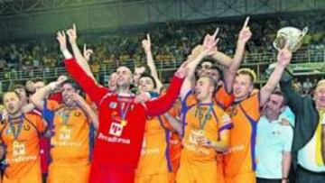<b>EUROPA A SUS PIES. </b>Los componentes del Balonmano Valladolid levantan la copa que les acredita como campeones continentales.