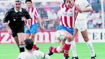 <b>UN MITO. </b>Futre se va de Chendo en uno de los once derbis que jugó.