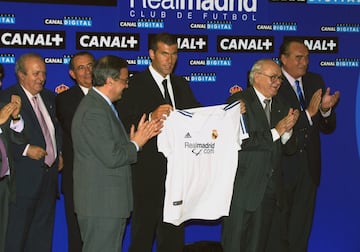 En la temporada 2001/02 el club madrileño decidió llevar en el frontal de su camiseta el patrocinio de su página web, la cual estaba recién creada. 