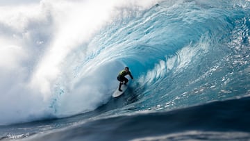 Un surfista en la ola del Quemao, durante el Lanzarote Quemao Class 2023.