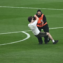 Borussia Dortmund - Real Madrid Champions League final delayed by pitch invaders