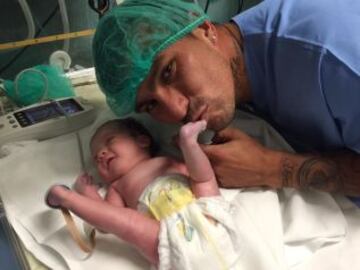 El volante de Chile expresó su alegría en redes sociales tras el nacimiento de su hija Alessandra. El 'Pitbull' recibió a su pequeña mientras vacacionaba en Sevilla, España.