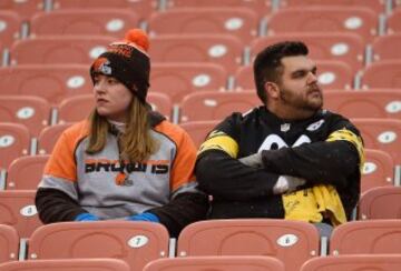 -"O sea, que despu¨¦s de seis meses de novios me entero ahora que eres fan de los Browns!?Qu¨¦ bochorno!" -"Hoy duermes en el sof¨¢. Con tu toalla amarilla."