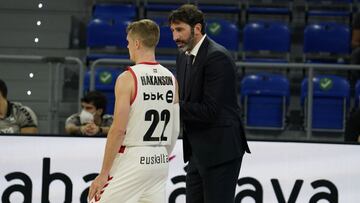 Mumbrú, con Hakanson, ante el Baskonia