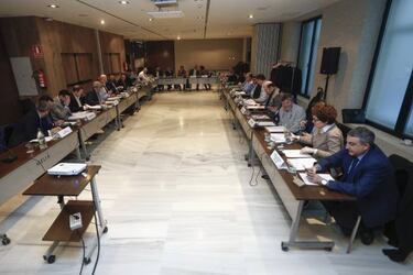 ACB: condecora a Roca y aplaza la aprobaci車n de sus cuentas