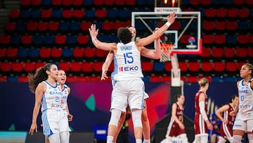 Spanou choca con Fasoula, tras una canasta durante el Grecia-Letonia del Eurobasket.