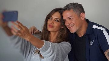 Sara Carbonero haciéndose un selfie con Alejandro Sanz.